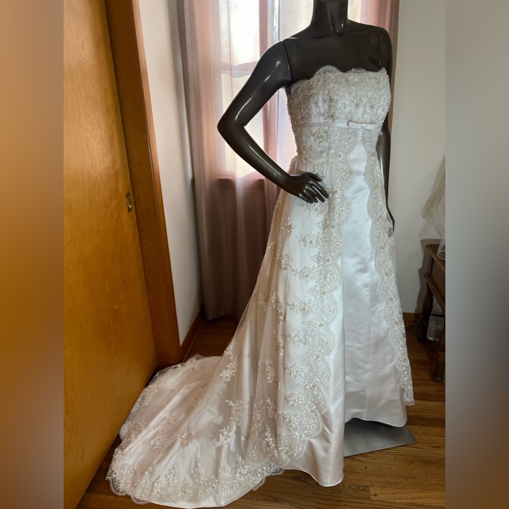 David's Bridal White Strapless Beaded Lace Wedding Gown